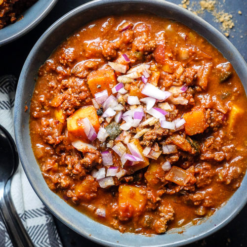 Chili with sweet potatoes and onions